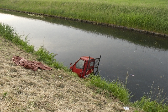 2010/128a/GB 20100607 005 Voertuig te water Schipholweg.jpg